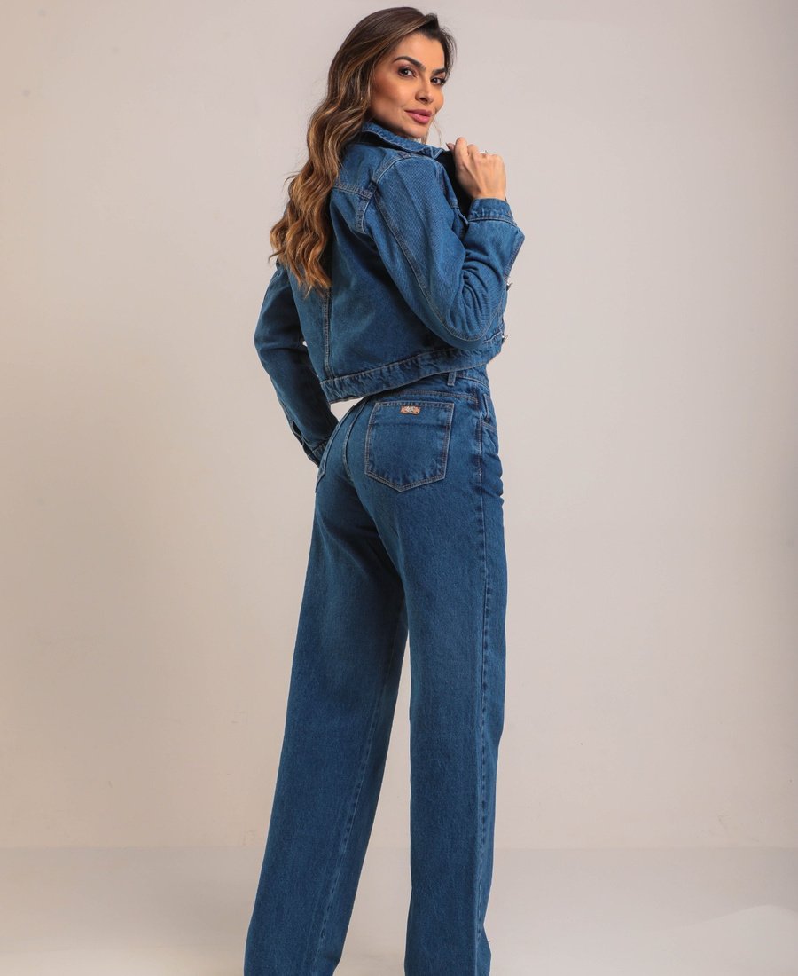 Modelo usando jaqueta e calça jeans